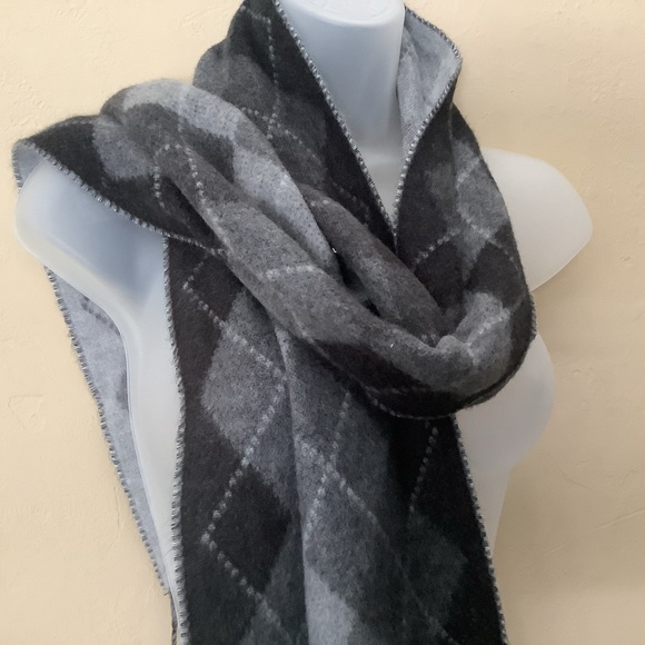 Beautiful Scarf - Picture 3 of 5